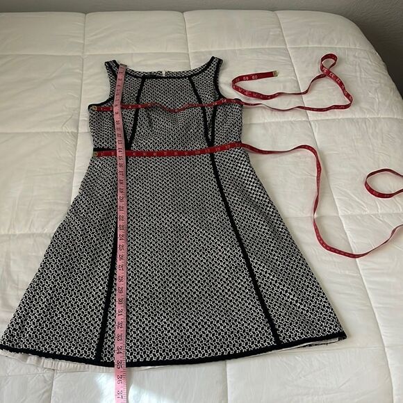 Talbots Dress Size 8 Petite Scoop Neck Sleeveless Black White Slimming Line Midi - Picture 9 of 9